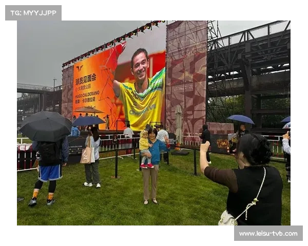 梅州客家球员赛后久久不离场，与看台球迷挥泪告别